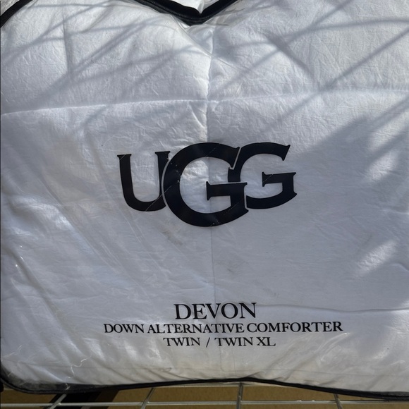 UGG Devon White Comforter - Picture 1 of 2